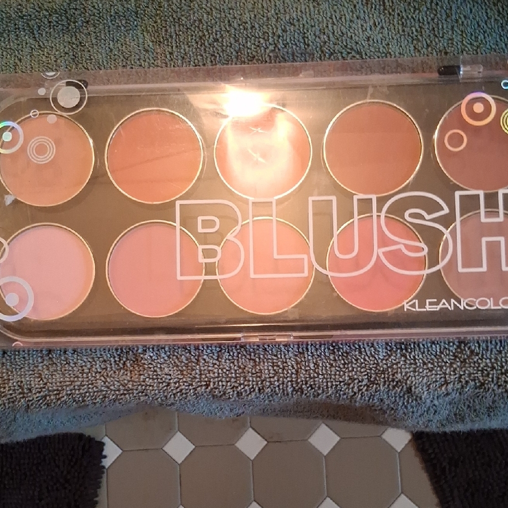 Kleancolor Blush Palette - Peach and Coral Hues